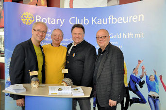 Zusammen mit Olaf Kr�tke und den Herren des Rotary Clubs Kaufbeuren